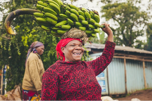 Vrouw met bananen op haar hoofd