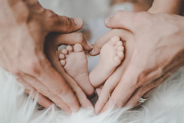 babyvoetjes in de handen